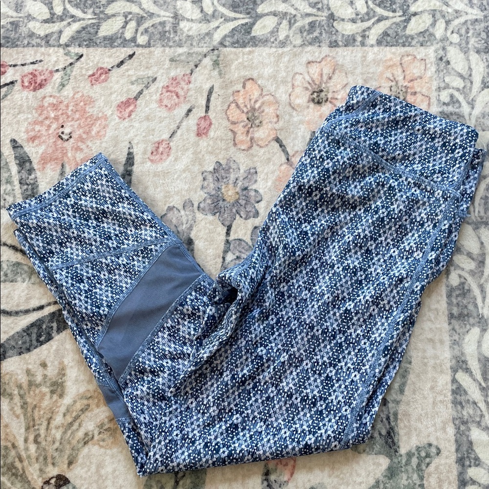 GAIAM Blue and White Patterned Cropped Leggings (size small)